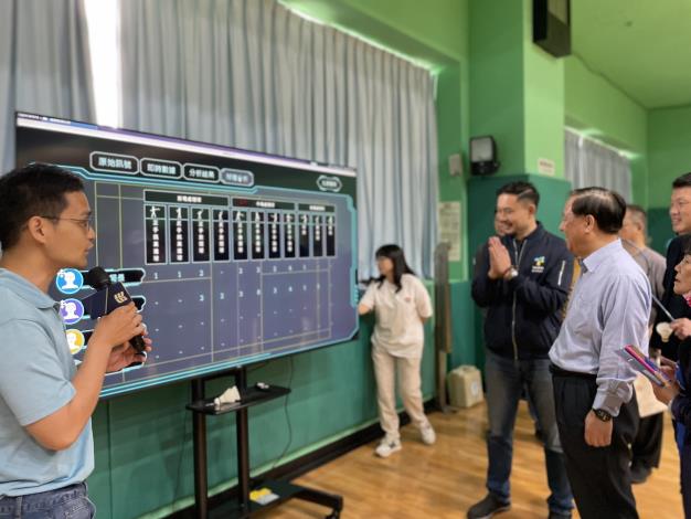 臺北市文山運動中心引進智能羽球場，透過智慧科技記錄球員揮拍軌跡、速度、殺球次數等運動表現，以數據提升使用者表現再精進。