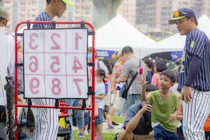 臺北興富發棒球隊球隊首度跨城市攜手YOYO嘉年華帶現場大小朋友體驗棒球、熱力開打。