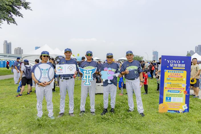 臺北興富發棒球隊黃金教練團與球員們現身YOYO嘉年華推廣棒球運動與2025雙北世界壯年運動
