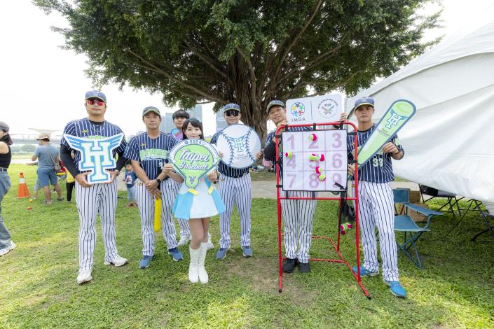雲朵姊姊(前中)出席參加臺北興富發棒球隊棒球課體驗棒球，共同推廣棒球運動。