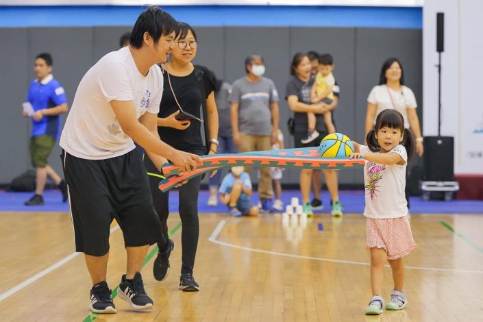 臺北市政府體育局鼓勵市民踴躍帶著最親愛的老爸外出，打造永恆難忘的珍貴親子回憶。