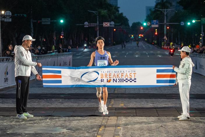 「2024臺北馬拉松」暖身賽「歡樂早餐跑」今在臺北市政府游適銘副秘書長及體育局王泓翔局長鳴槍下歡樂開跑。