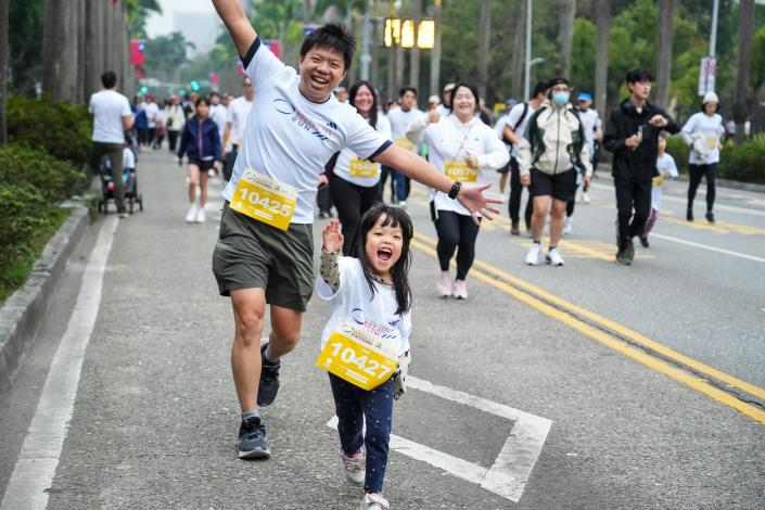 「2024臺北馬拉松」暖身賽「歡樂早餐跑」今在臺北市政府游適銘副秘書長及體育局王泓翔局長鳴槍下歡樂開跑。