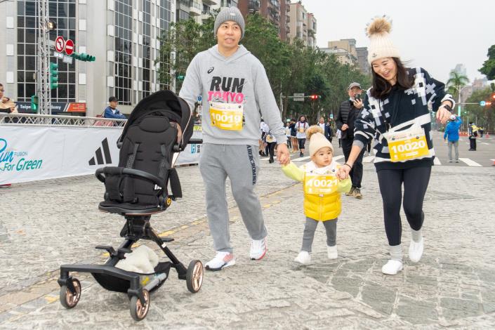 「2024臺北馬拉松」暖身賽「歡樂早餐跑」今在臺北市政府游適銘副秘書長及體育局王泓翔局長鳴槍下歡樂開跑。