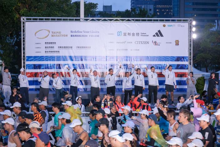 台上貴賓向選手揮手致意