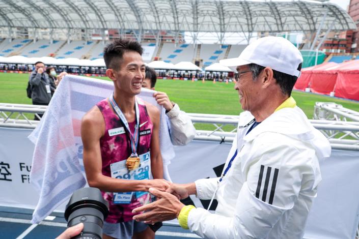 許績勝為國內馬拉松男子組冠軍周庭印掛牌