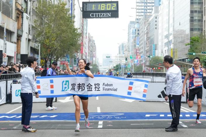 半程馬女子組冠軍 張芷瑄(1小時18分2秒)