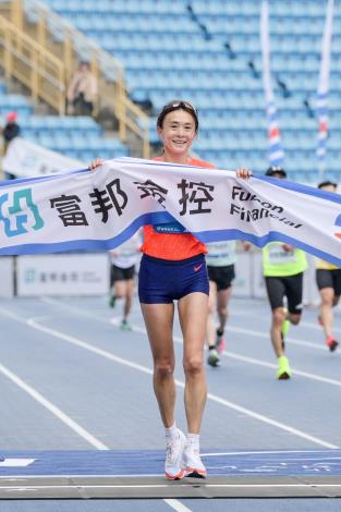 國內馬拉松女子組冠軍謝千鶴(2小時51分12秒)