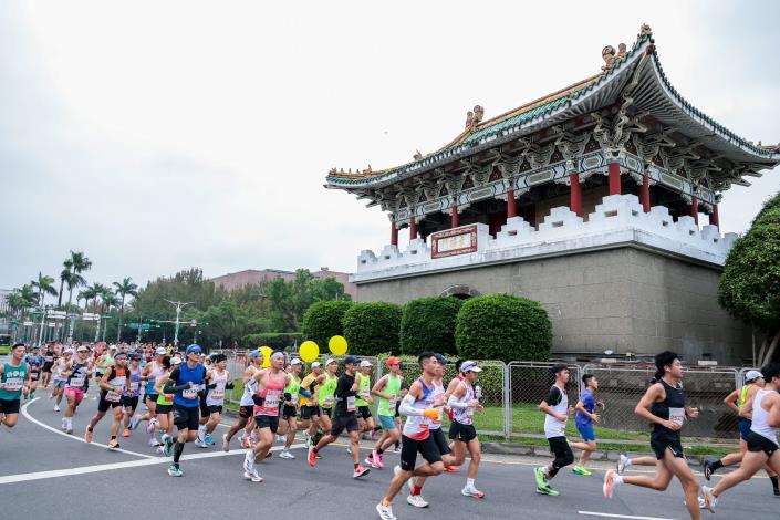 跑者行經特色地標景福門