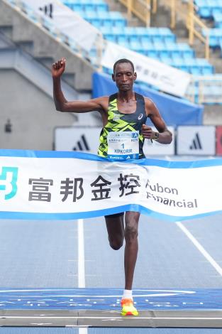 馬拉松男子組冠軍Brimin KIPKORIR（2小時11分41秒）_0