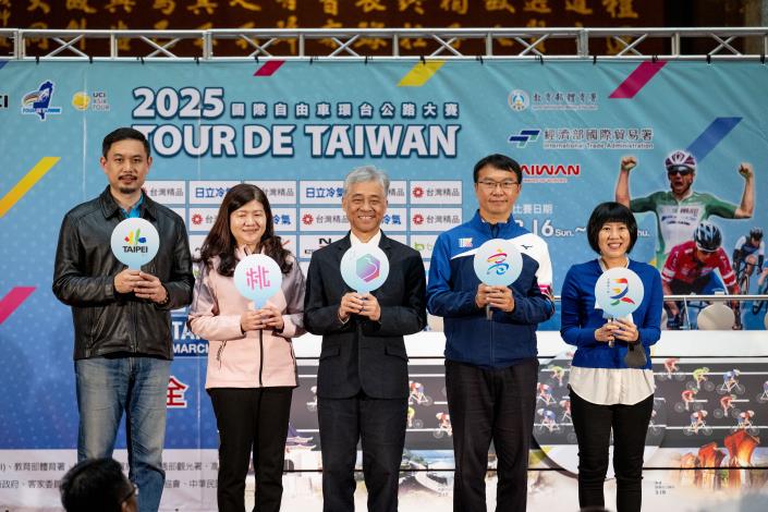 左起臺北市體育局王泓翔局長、桃園市體育局高玉姿副局長、客委會范佐銘副主委、高雄市運發局侯尊堯局長、客委會金玉珍副處長共同邀請全民為環台賽加油