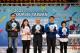 左起臺北市體育局王泓翔局長、桃園市體育局高玉姿副局長、客委會范佐銘副主委、高雄市運發局侯尊堯局長、客委會金玉珍副處長共同邀請全民為環台賽加油