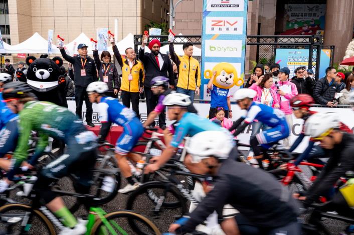 「2025國際自由車環臺賽」首站於臺北市市民廣場起跑，有來自全球40個國家，包含6支二級車隊共計22支國內外職業車隊，一百多位菁英職業選手競逐，盛況空前