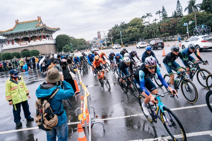 「2025國際自由車環臺賽」首站於臺北市市民廣場起跑，有來自全球40個國家，包含6支二級車隊共計22支國內外職業車隊，一百多位菁英職業選手競逐，盛況空前