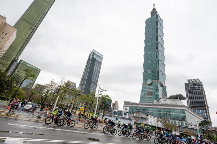 「2025國際自由車環臺賽」首站於臺北市市民廣場起跑，有來自全球40個國家，包含6支二級車隊共計22支國內外職業車隊，一百多位菁英職業選手競逐，盛況空前