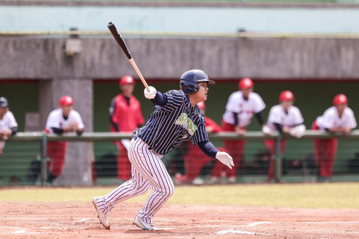 114年全國成棒甲組春季聯賽熱血開打，去年勇奪隊史首冠的臺北興富發棒球隊，今（2日）於桃園市青埔運動公園棒球場迎戰綺麗珊瑚成棒隊；為持續深根基層棒球，臺北市政府體育局特邀請北市國中小棒球隊小球員們親臨現場看球