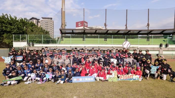 114年全國成棒甲組春季聯賽熱血開打，去年勇奪隊史首冠的臺北興富發棒球隊，今（2日）於桃園市青埔運動公園棒球場迎戰綺麗珊瑚成棒隊；為持續深根基層棒球，臺北市政府體育局特邀請北市國中小棒球隊小球員們親臨現場看球