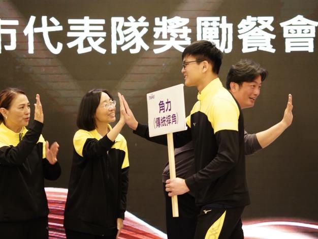 臺北市體育局游竹萍局長擊掌嘉許原民運角力代表隊為北市摔出1金2銅