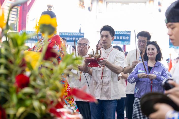 臺北市長蔣萬安於今(3)日擔任點睛暨祭江大典主祭官,為5月30日至6月1日舉行的「臺北國際龍舟錦標賽」以及「2025雙北世界壯年運動會」祈福,預祝賽事能夠圓滿完成。