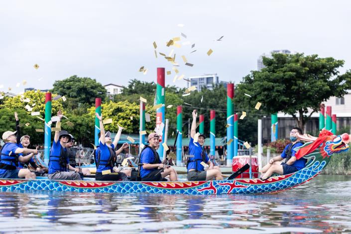 點睛暨祭江儀式邀請到六支不同背景的龍舟隊伍共同祭拜,象徵龍舟運動的包容性與凝聚力,也為即將展開的2025雙北世界壯年運動會國際賽事注入團結與祝福的力量。