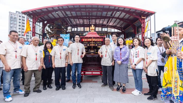 蔣萬安市長偕同屈原宮主委林天來(右三)以及貴賓們,恭迎神明上轎遶境,前往雙溪碼頭進行點睛儀式。