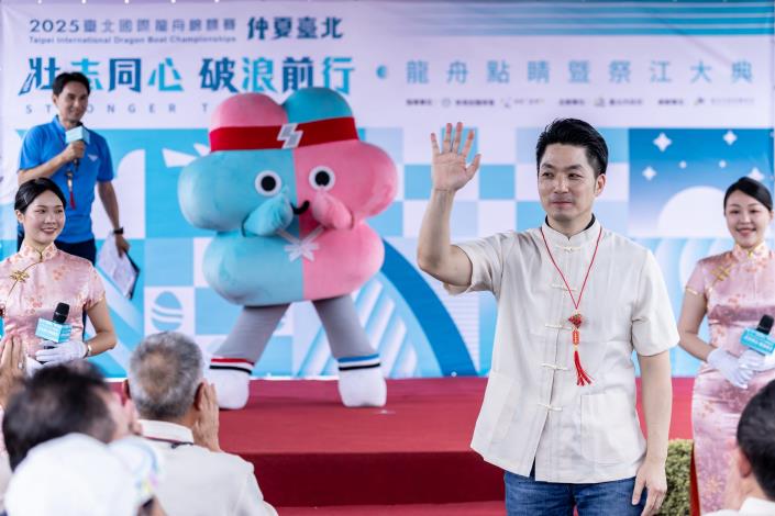 臺北市長蔣萬安在致詞時表示,臺北國際龍舟錦標賽已舉辦多年,今年更吸引國內外221支隊與參加,可說是備受矚目的賽事之一,也期盼民眾能夠共襄盛舉,讓世界感受到臺北的活力與熱情。