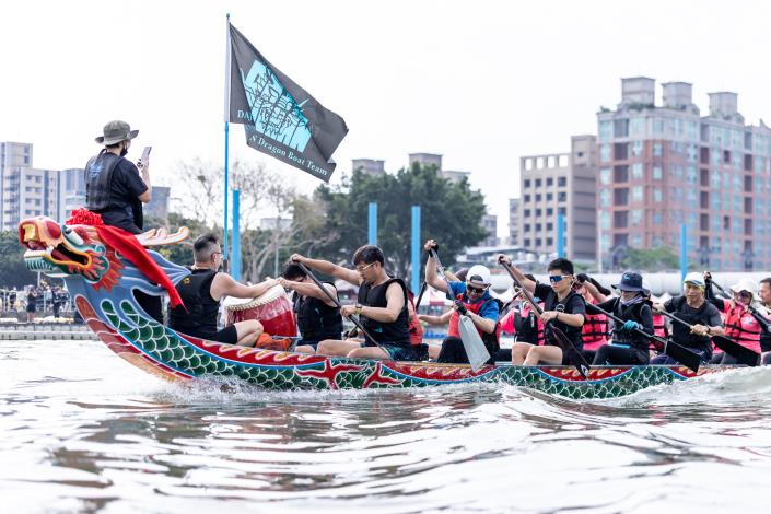 點睛暨祭江儀式邀請到六支不同背景的龍舟隊伍共同祭拜,象徵龍舟運動的包容性與凝聚力,也為即將展開的2025雙北世界壯年運動會國際賽事注入團結與祝福的力量。