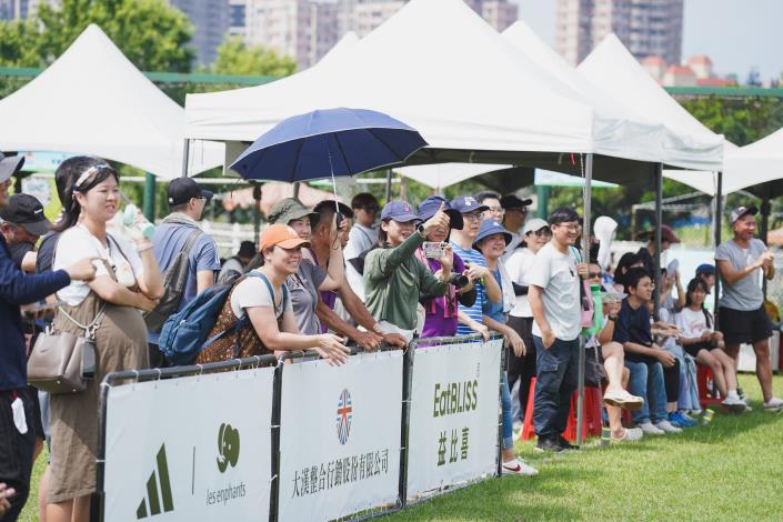 2025年「臺北市幼兒足球錦標賽」週末（17、18日）於道南河濱公園足球場熱鬧開踢，本次共有144支隊伍、近2000名小小足球員參賽，現場還有「臺北熊讚PlayOne女子足球隊」的大姊姊們下場與小選手們同樂，孩子們卯足勁踢球、爸媽們在場邊歡呼吶喊，整座球場洋溢童趣與熱情