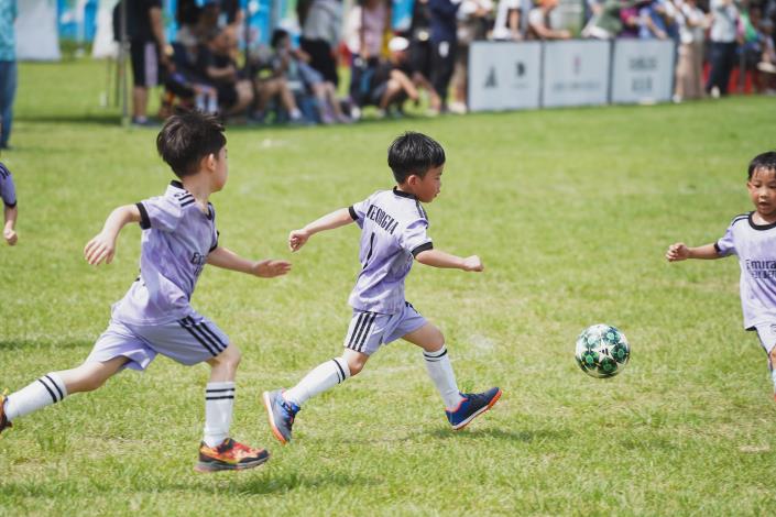 2025年「臺北市幼兒足球錦標賽」週末（17、18日）於道南河濱公園足球場熱鬧開踢，本次共有144支隊伍、近2000名小小足球員參賽，現場還有「臺北熊讚PlayOne女子足球隊」的大姊姊們下場與小選手們同樂，孩子們卯足勁踢球、爸媽們在場邊歡呼吶喊，整座球場洋溢童趣與熱情