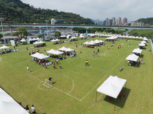 2025年「臺北市幼兒足球錦標賽」週末（17、18日）於道南河濱公園足球場熱鬧開踢，本次共有144支隊伍、近2000名小小足球員參賽，現場還有「臺北熊讚PlayOne女子足球隊」的大姊姊們下場與小選手們同樂，孩子們卯足勁踢球、爸媽們在場邊歡呼吶喊，整座球場洋溢童趣與熱情