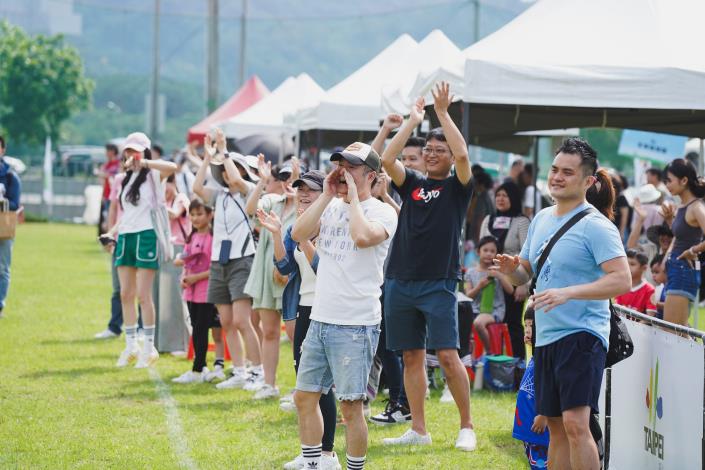 2025年「臺北市幼兒足球錦標賽」週末（17、18日）於道南河濱公園足球場熱鬧開踢，本次共有144支隊伍、近2000名小小足球員參賽，現場還有「臺北熊讚PlayOne女子足球隊」的大姊姊們下場與小選手們同樂，孩子們卯足勁踢球、爸媽們在場邊歡呼吶喊，整座球場洋溢童趣與熱情