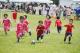 2025年「臺北市幼兒足球錦標賽」週末（17、18日）於道南河濱公園足球場熱鬧開踢，本次共有144支隊伍、近2000名小小足球員參賽，現場還有「臺北熊讚PlayOne女子足球隊」的大姊姊們下場與小選手們同樂，孩子們卯足勁踢球、爸媽們在場邊歡呼吶喊，整座球場洋溢童趣與熱情