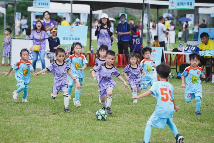 2025年「臺北市幼兒足球錦標賽」週末（17、18日）於道南河濱公園足球場熱鬧開踢，本次共有144支隊伍、近2000名小小足球員參賽，現場還有「臺北熊讚PlayOne女子足球隊」的大姊姊們下場與小選手們同樂，孩子們卯足勁踢球、爸媽們在場邊歡呼吶喊，整座球場洋溢童趣與熱情