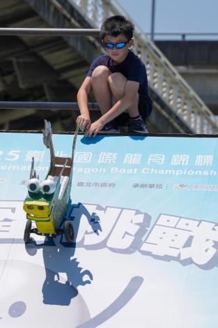 本次活動亦同步推出精采豐富的「陸上端午嘉年華」，現場安排夢幻泡泡秀、街頭藝人等表演輪番登場，融合中西美食的「食壯市集」讓人食指大動，更設置「陸上盪槳池」與「龍舟小選手體驗營」，讓孩童實地體驗擊鼓划槳的樂趣，從小種下熱愛運動的種子，今也延續創意滿點的第二屆「飛車立蛋挑戰賽」，融合科學原理與想像力，讓親子與大小朋友都能在歡笑中動腦競技，成為現場人氣亮點。