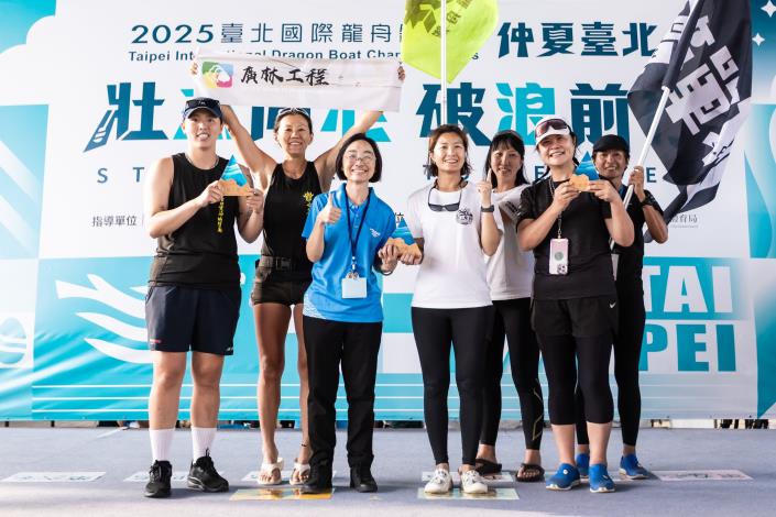 大型龍舟女子組第一名到第三名分別為臺灣風暴龍舟隊,廣林工程有限公司、簡單划女子龍舟隊。