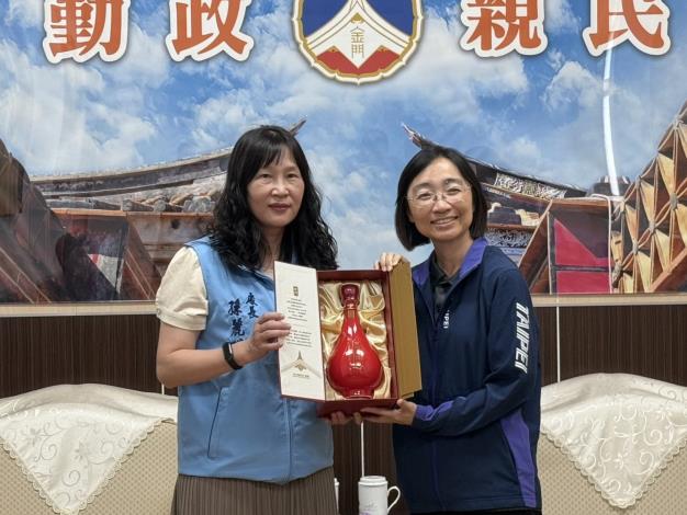 臺北市政府體育局游竹萍局長（右）與金門縣政府教育處孫麗琪處長（左）今再度簽署運動交流合作備忘錄，並交換簽署禮。