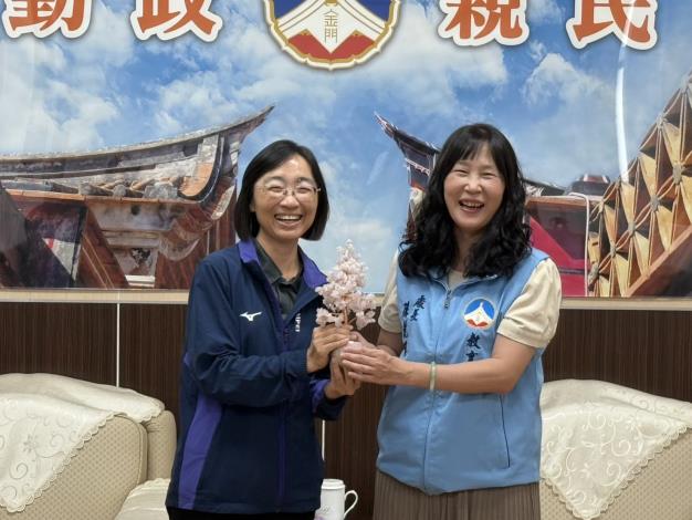 臺北市政府體育局游竹萍局長（左）與金門縣政府教育處孫麗琪處長（右）今再度簽署運動交流合作備忘錄，並交換簽署禮。
