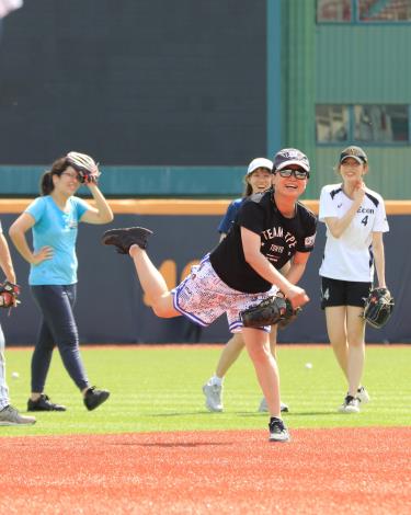 臺北興富發棒球體驗營推出限定女子棒球企劃創造更多女性參與棒球的機會，讓女性盡情揮灑對棒球運動的熱情。.JPG