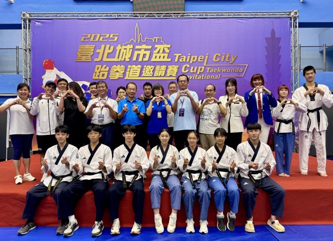 臺北市政府體育局黃力卉專門委員與貴賓及選手合影