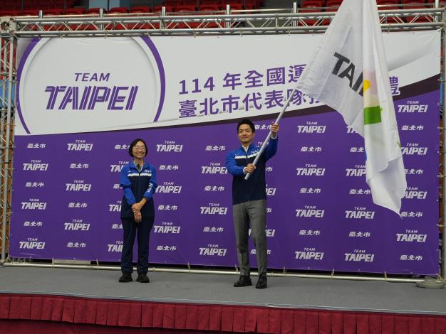 蔣萬安市長將市旗授予體育局游竹萍局長為選手隊職員打氣2.JPG