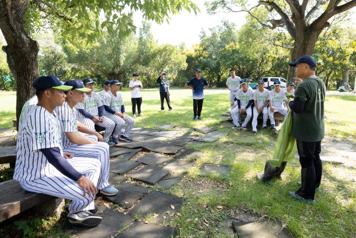 球員們正專心聆聽環維講師解說今日工作內容。