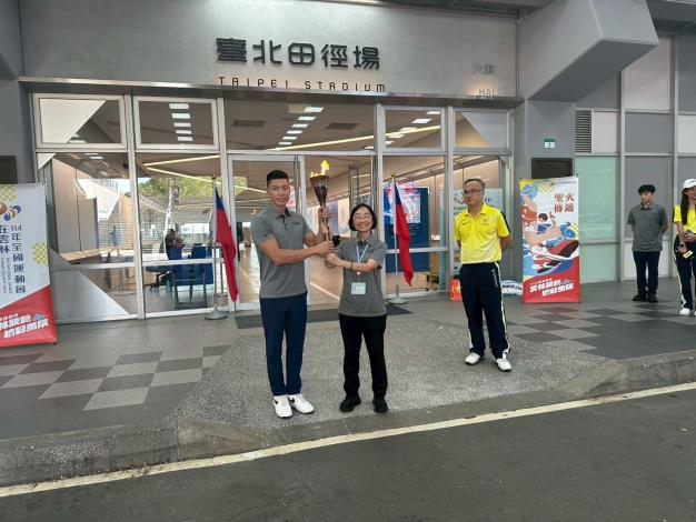 臺北市政府體育局游局長將聖火傳遞予北市聖火代表2
