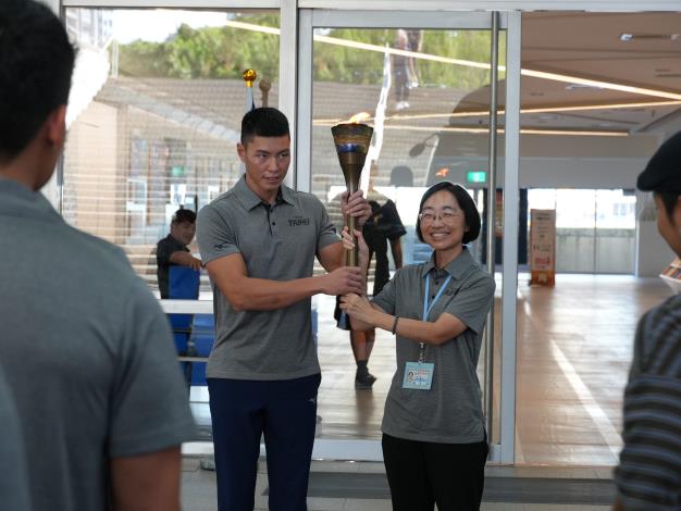 臺北市政府體育局游局長將聖火傳遞予北市聖火代表.JPG
