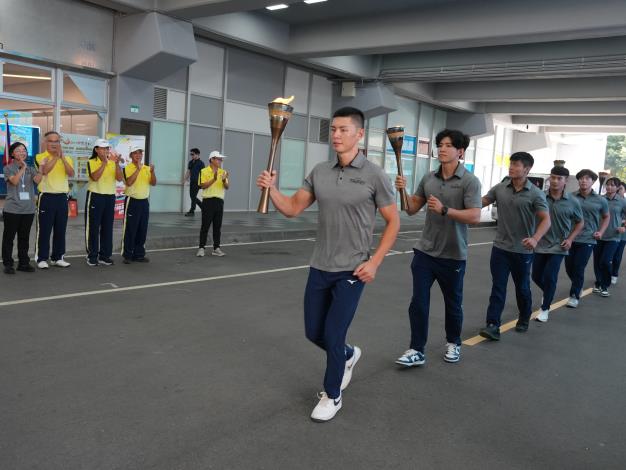 北市聖火組代表接下聖火.JPG