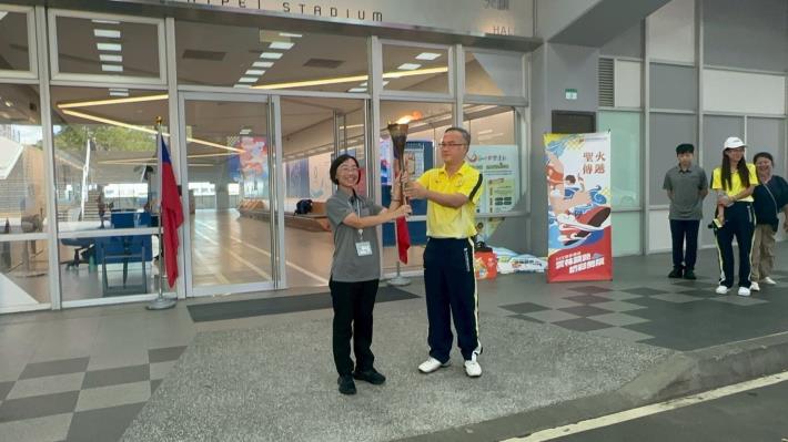 雙方代表進行傳遞聖火儀式2