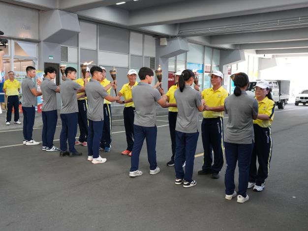 雙方聖火組人員傳遞聖火儀式.JPG