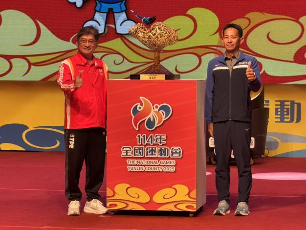 運動部洪志昌常務次長頒發總統獎予北市體育局羅國偉主任秘書-2