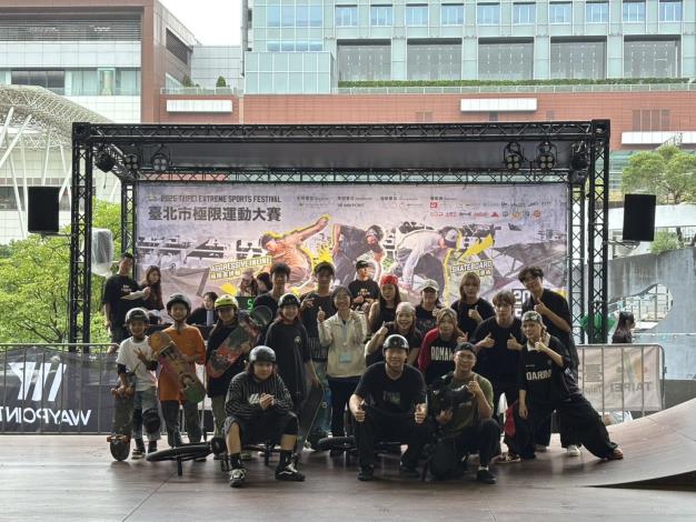 游局長與現場貴賓及選手代表合照