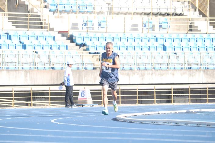 常青田徑60至64歲男子組1500公尺大會紀錄者-吳義農選手 賽場風馳電掣