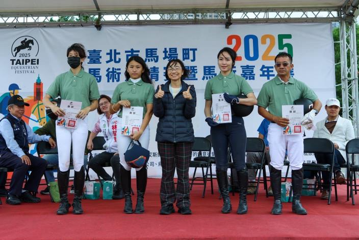 體育局局長游竹萍與獲獎選手合影